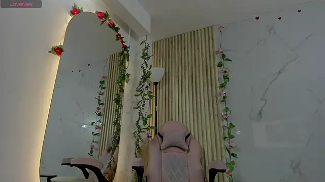 Snapshot of Aria_montgomeri chatting on December 2025 01:40:02 PM Aria montgomeri online show from December 2025 01:40:02 PM