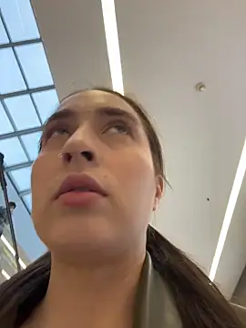 Holly Play online show from November 2025 09:10:01 AM