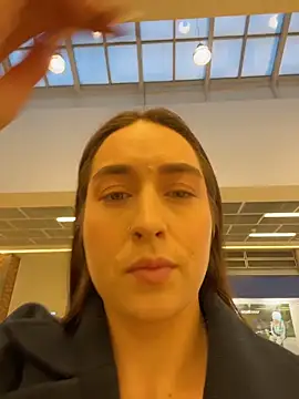 Holly Play online show from November 2025 12:04:01 PM