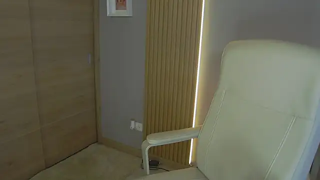 Snapshot of Alessia-miller_ chatting on March 2025 09:55:02 PM Alessia-miller online show from March 2025 09:55:02 PM