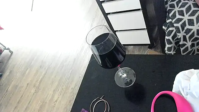 MendiPetite online show from April 2026 08:25:02 PM