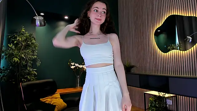 Snapshot of Curly_Moon chatting on June 2026 02:07:01 PM Curly Moon online show from June 2026 02:07:01 PM