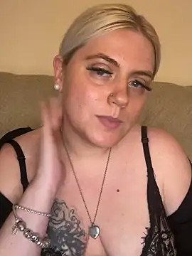 Snapshot of Blondiee3088 chatting on December 2024 11:51:01 PM Blondiee3088 online show from December 2024 11:51:01 PM