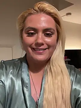 Snapshot of Blondiee3088 chatting on February 2025 08:41:02 PM Blondiee3088 online show from February 2025 08:41:02 PM