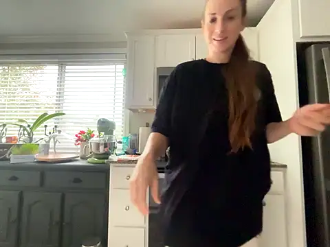 Snapshot of MissSwitch chatting on November 2025 03:03:02 PM MissSwitch online show from November 2025 03:03:02 PM