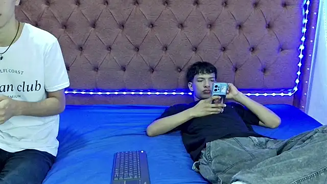 Snapshot of boys_yourparty chatting on December 2024 01:28:02 PM boys yourparty online show from December 2024 01:28:02 PM