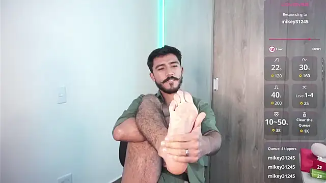 Snapshot of dam0n_fr0st chatting on December 2024 01:03:02 AM dam0n fr0st online show from December 2024 01:03:02 AM