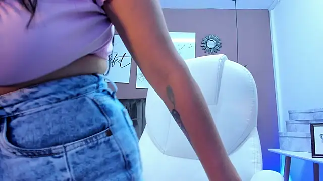 Snapshot of anniemayerx_ chatting on December 2024 01:24:02 PM anniemayerx online show from December 2024 01:24:02 PM