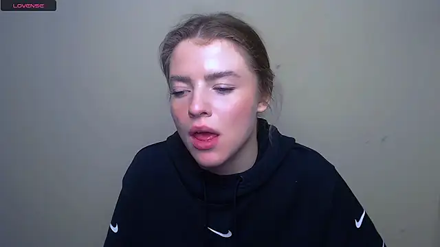 Snapshot of MissOliviaa_ chatting on February 2025 02:46:02 PM MissOliviaa online show from February 2025 02:46:02 PM