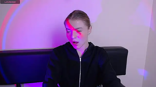 Snapshot of MissOliviaa_ chatting on October 2025 12:53:02 PM MissOliviaa online show from October 2025 12:53:02 PM