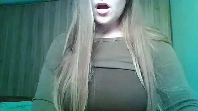 Evasapples online show from December 2025 06:59:01 PM