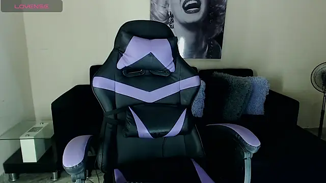 Snapshot of Realbadbxtch chatting on December 2024 10:37:01 PM Realbadbxtch online show from December 2024 10:37:01 PM