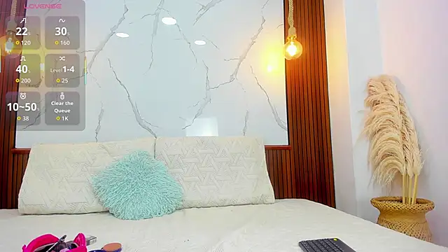 Snapshot of Realbadbxtch chatting on November 2025 05:14:01 PM Realbadbxtch online show from November 2025 05:14:01 PM