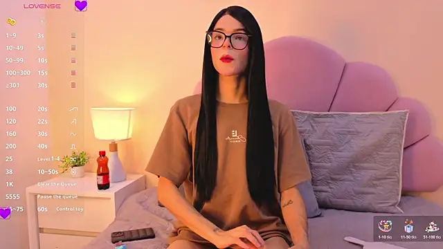 Snapshot of Realbadbxtch chatting on November 2025 04:18:01 PM Realbadbxtch online show from November 2025 04:18:01 PM