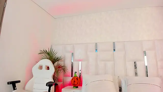 im nika  online show from October 2025 01:34:02 PM