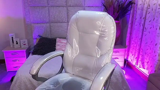 Mia Fischer online show from April 2026 12:28:01 PM