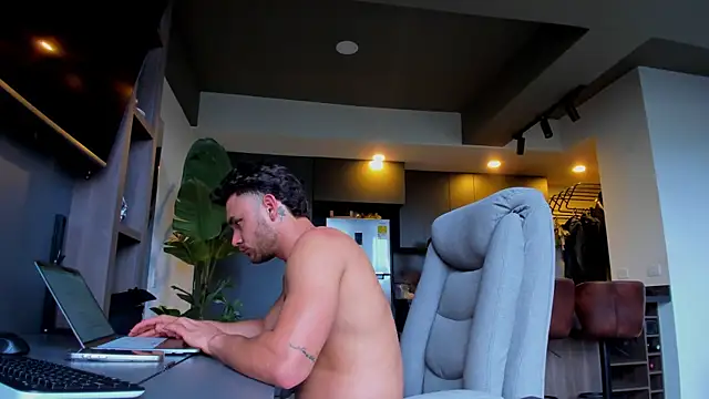 Maximo Marcelo online show from April 2026 09:39:33 PM