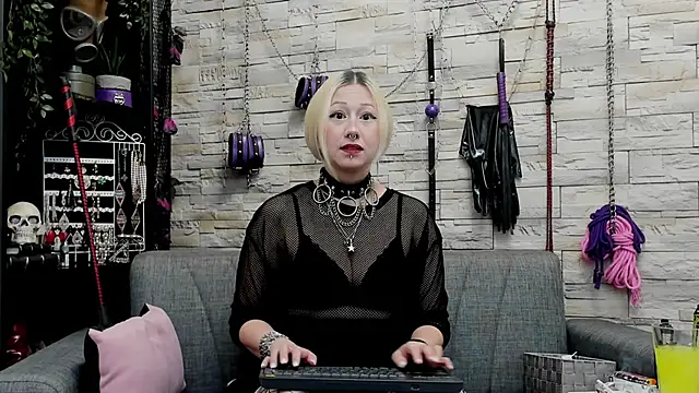 Snapshot of CruelMistress chatting on October 2025 11:29:02 PM CruelMistress online show from October 2025 11:29:02 PM