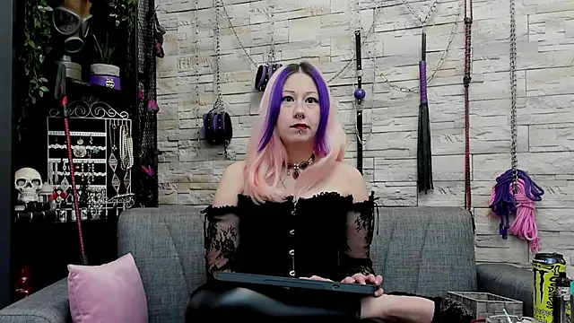 Snapshot of CruelMistress chatting on November 2025 02:39:02 PM CruelMistress online show from November 2025 02:39:02 PM