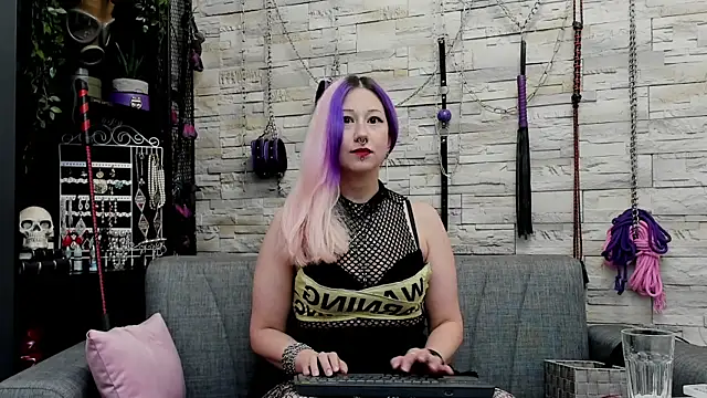 Snapshot of CruelMistress chatting on November 2025 04:11:01 AM CruelMistress online show from November 2025 04:11:01 AM