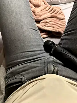 Ana-05 online show from November 2025 08:22:01 PM