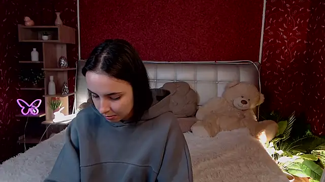 AuroraAksnesss online show from September 2025 04:12:02 PM