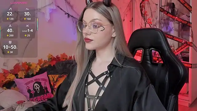 Marta May  online show from October 2025 05:04:02 PM