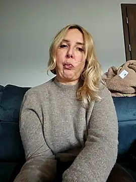 Snapshot of MariaRichi_ chatting on November 2025 12:51:01 PM MariaRichi online show from November 2025 12:51:01 PM