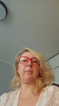 Snapshot of MariaRichi_ chatting on May 2026 08:01:01 AM MariaRichi online show from May 2026 08:01:01 AM