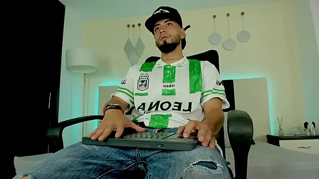 Snapshot of MattDevon chatting on December 2025 12:48:01 AM MattDevon online show from December 2025 12:48:01 AM