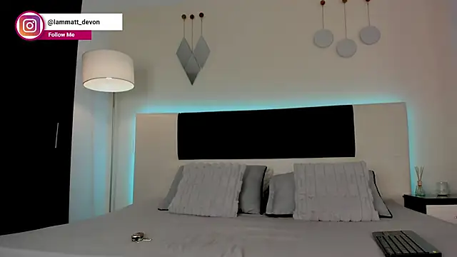 Snapshot of MattDevon chatting on December 2025 04:10:01 AM MattDevon online show from December 2025 04:10:01 AM