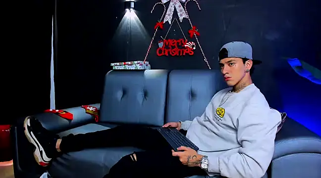 JUSTIN FULLER1 online show from December 2024 01:55:01 PM