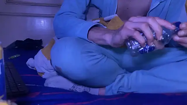 Snapshot of emylolo9 chatting on February 2025 09:02:01 PM emylolo9 online show from February 2025 09:02:01 PM