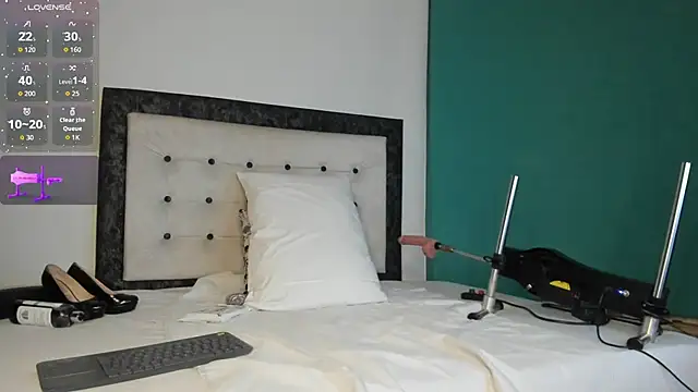 kinky polar online show from February 2026 04:00:01 AM