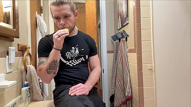 Snapshot of DaddydayDrinkzz chatting on November 2025 06:58:02 AM DaddydayDrinkzz online show from November 2025 06:58:02 AM