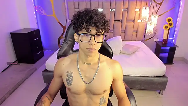 AkazaBoy  online show from March 2025 04:39:02 AM