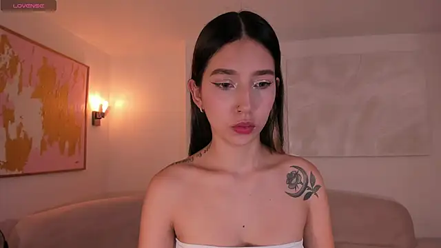 Snapshot of TaraLawrence chatting on November 2025 02:33:02 AM TaraLawrence online show from November 2025 02:33:02 AM