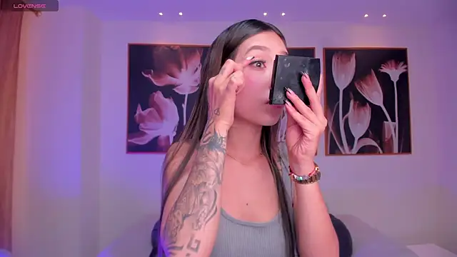 Snapshot of TaraLawrence chatting on November 2025 03:27:02 AM TaraLawrence online show from November 2025 03:27:02 AM