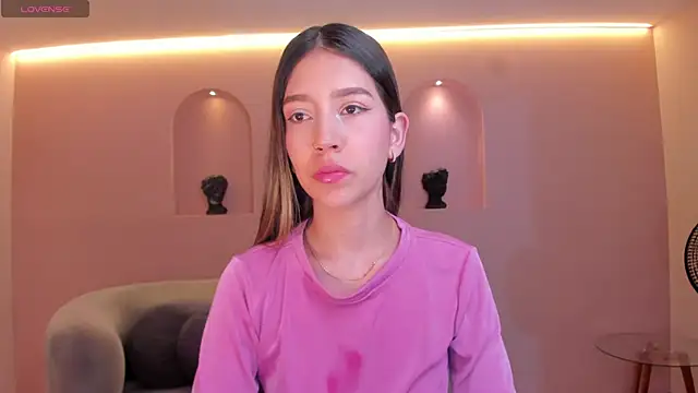 Snapshot of TaraLawrence chatting on December 2025 05:36:02 AM TaraLawrence online show from December 2025 05:36:02 AM