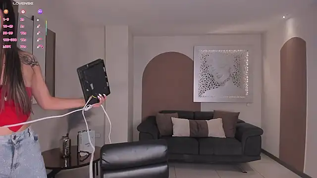 Snapshot of TaraLawrence chatting on January 2026 07:23:01 PM TaraLawrence online show from January 2026 07:23:01 PM