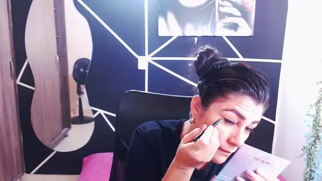 Snapshot of LUCY_LI chatting on January 2025 01:04:01 PM LUCY LI online show from January 2025 01:04:01 PM