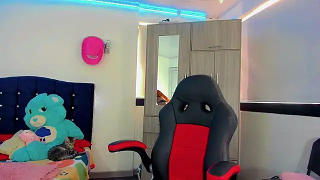 Hellen moons   online show from October 2025 07:10:02 PM