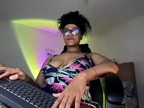 Snapshot of Ale_xandra chatting on October 2025 01:57:01 AM Ale xandra online show from October 2025 01:57:01 AM