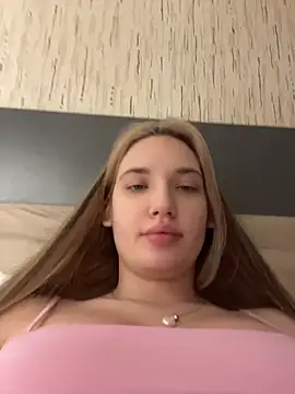 Snapshot of Holly_Molii chatting on May 2026 03:25:01 AM Holly Molii online show from May 2026 03:25:01 AM