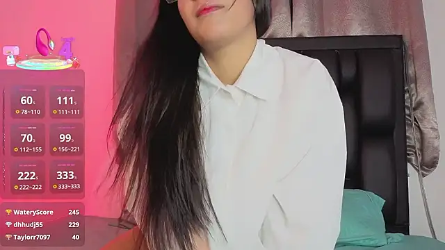 Snapshot of LuciaMoretti_ chatting on February 2026 03:36:02 AM LuciaMoretti online show from February 2026 03:36:02 AM