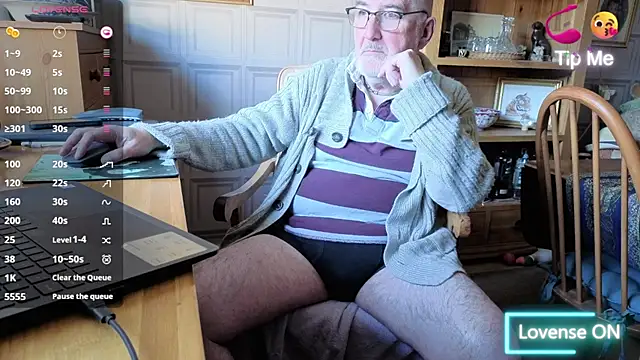 Snapshot of Adamdaddybear chatting on October 2025 01:51:02 PM Adamdaddybear online show from October 2025 01:51:02 PM