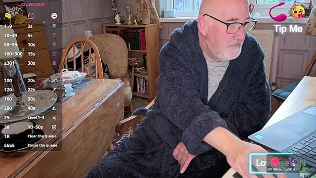 Snapshot of Adamdaddybear chatting on October 2025 07:34:01 AM Adamdaddybear online show from October 2025 07:34:01 AM