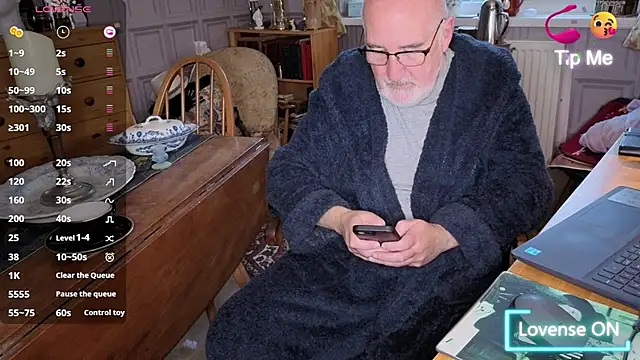 Snapshot of Adamdaddybear chatting on October 2025 07:32:01 AM Adamdaddybear online show from October 2025 07:32:01 AM