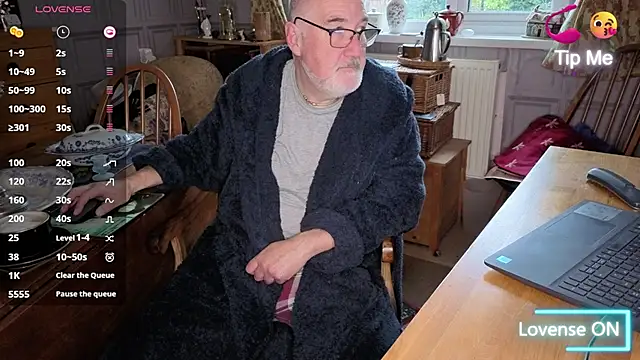 Snapshot of Adamdaddybear chatting on October 2025 07:43:02 AM Adamdaddybear online show from October 2025 07:43:02 AM