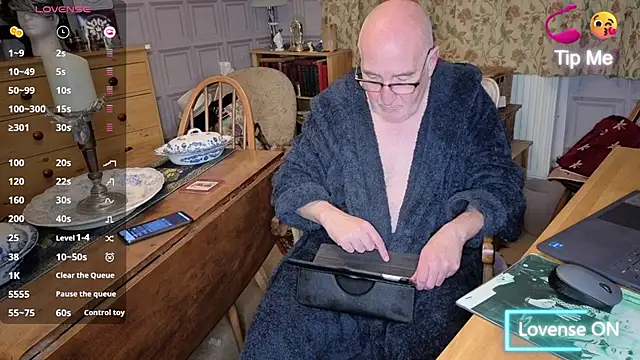 Snapshot of Adamdaddybear chatting on November 2025 09:06:02 PM Adamdaddybear online show from November 2025 09:06:02 PM